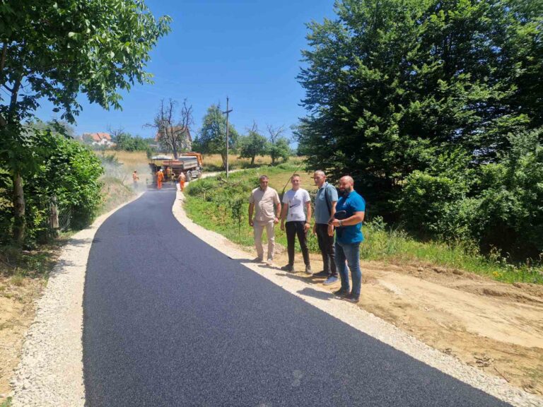 U toku radovi na asfaltiranju putnih pravaca u Kačeru